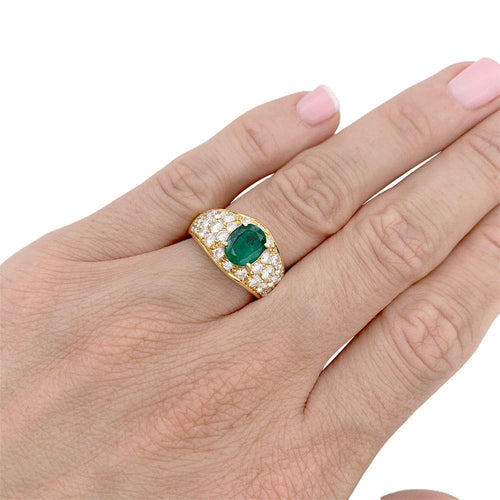 Bague 52 Bague or jaune, émeraude ovale et pavage diamants. 58 Facettes 32742