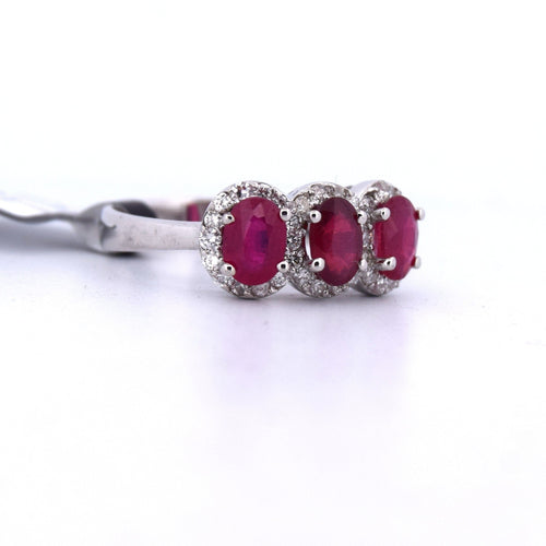 Bague 54 Bague en or blanc 18 kt avec rubis et diamants 58 Facettes