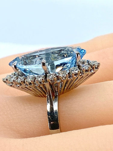 Bague Bague en or blanc 18 carats, aigue marine et 18 diamants 58 Facettes AB389