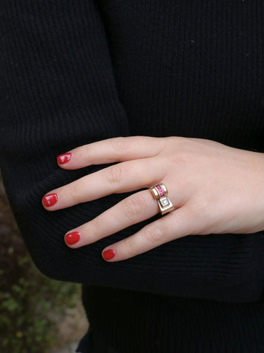 Bague 57 Bague tank en or, platine, diamants et rubis calibrés 58 Facettes J138