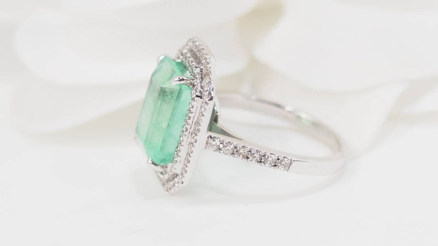 Bague 52 Bague double entourage en or blanc, émeraude de colombie certifiée et diamants 58 Facettes 32636