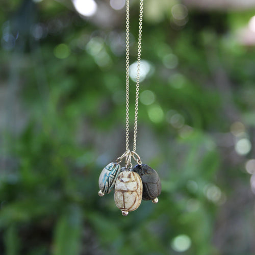 Pendentif Pendentif scarabée en faïence turquoise de style néo-égyptien avec monture en or jaune 58 Facettes A2003N