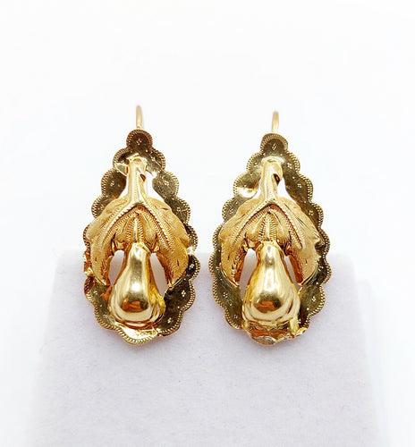 Boucles d'oreilles Dormeuses victoriennes XXL or jaune formant une feuille et un fruit finement ciselés (circa 1900) 58 Facettes A04930