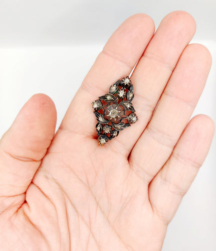 Broche Broche victorienne argent et or jaune fleurs, diamants 58 Facettes A05507