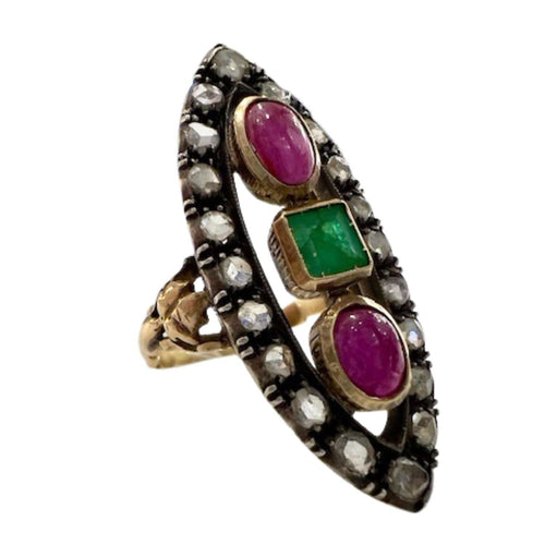 BAGUE NAVETTE EN OR 18 KT AVEC RUBIS ET ÉMERAUDE, DESIGN ANTIQUE DU XXE SIÈCLE