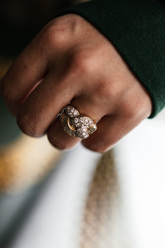 Bague Bague vintage en or jaune et blanc avec diamants. 58 Facettes