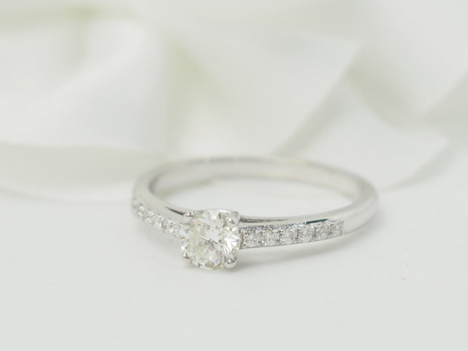 Bague 53 Bague solitaire en or blanc et diamant 0.41ct 58 Facettes 30920