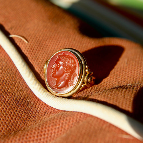 Bague 54 Bague victorienne en or jaune et cornaline ornée d'une intaille représentant Jules César 58 Facettes