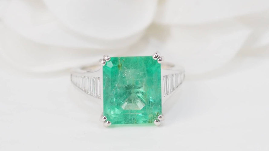 Bague 54 Bague en or blanc, Emeraude 7cts de Colombie et diamants 58 Facettes 32632