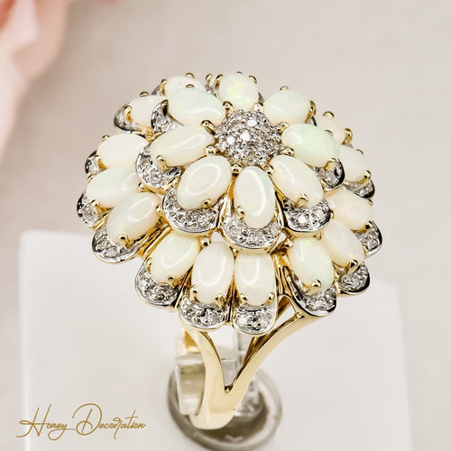 Bague fleur impressionnante en or 14 carats ornée d'opales lumineuses