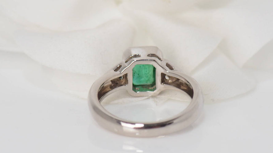Bague 54 Bague en or blanc, émeraude et diamants 58 Facettes 31390