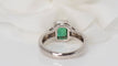 Bague 54 Bague en or blanc, émeraude et diamants 58 Facettes 31390