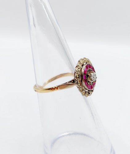 Bague 48 Bague fleur art deco or rose 18k ornée d'un diamant taille brillant entouré de rubis calibrés dans une monture finement travaillée (circa 1920) 58 Facettes A04432