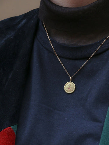 Pendentif Médaille Augis ronde couronne de laurier Plus qu’hier moins que demain or jaune diamant rubis 58 Facettes 678