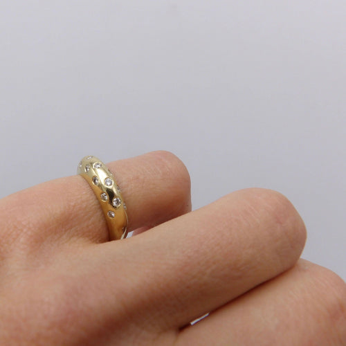 Bague Bague contemporaine en or 18 carats avec diamants en forme de dôme 58 Facettes