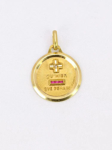 Pendentif AUGIS- Médaille amour ronde Plus qu’hier moins que demain or jaune diamants rubis 58 Facettes J256