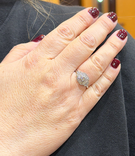 Bague 53 Bague style art déco en or blanc 18 carats et diamants 58 Facettes