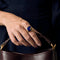 Bague moderniste en or jaune, blanc et lapis-lazuli