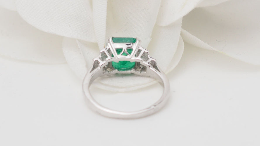 Bague 50 Bague en or blanc, émeraude de Colombie et diamants 58 Facettes 32633