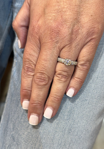 Bague 52 Solitaire en diamants sur monture or blanc 18 carats 58 Facettes