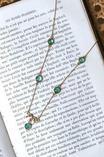 Collier Collier noeud or et cabochons émeraude 58 Facettes