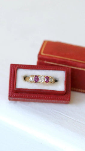 Bague 52 Bague Jarretière Diamants et Rubis sur Or jaune 58 Facettes