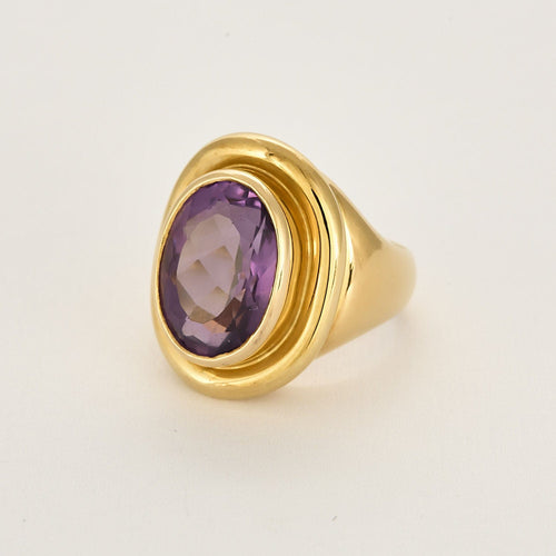 Importante Bague type chevalière en or jaune et améthyste