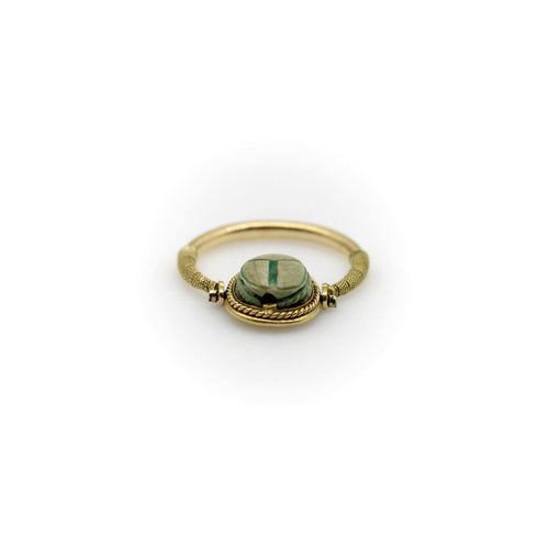 Bague Bague pivotante en or 14 carats style victorien avec motif scarabée de style néo-égyptien 58 Facettes A20030