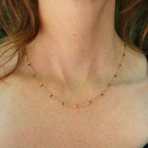 Collier Chaîne à maillons Figaro en or 14 carats avec perles en émail coloré 58 Facettes A2003Y