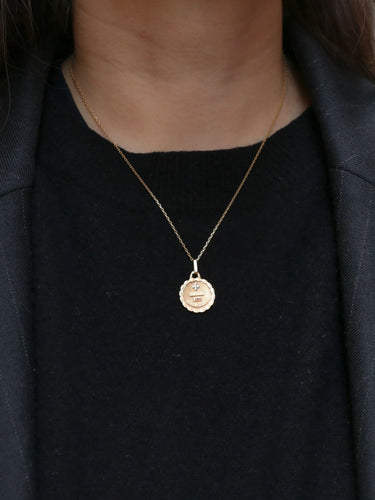 Pendentif Médaille Amour Augis en or, plus qu’hier moins que demain 58 Facettes J252