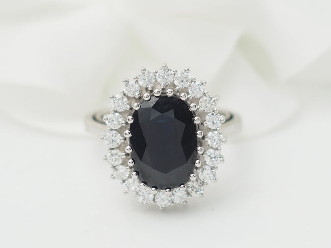 Bague 54 Bague entourage en or blanc, saphir ovale et diamants 58 Facettes 33297