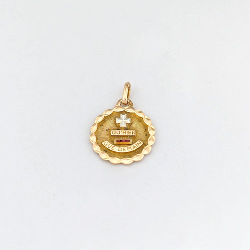 Pendentif Maison Augis - « Médaille d'Amour » en or jaune "Plus qu'hier, moins que demain" 58 Facettes 32664