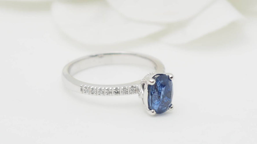 Bague 54 Bague en or blanc, saphir ovale et diamants 58 Facettes 29190