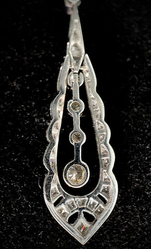 Boucles d'oreilles Paire de boucles d'oreilles pendante serties de brillants 58 Facettes