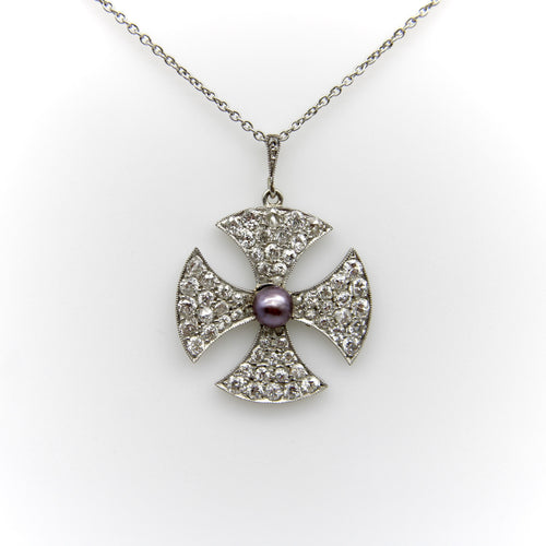 Collier Collier en platine, style édouardien, orné d'une croix de Malte et de diamants, avec une perle noire centrale. 58 Facettes A2001Z