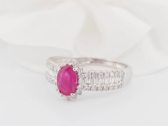 Bague 54 Bague entourage en or blanc, rubis et diamants 58 Facettes 33066