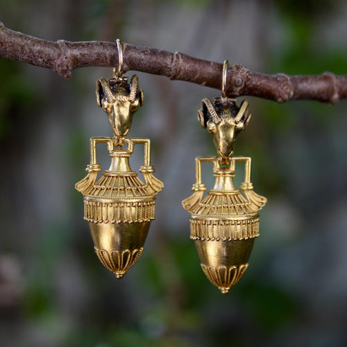 Boucles d'oreilles Boucles d'oreilles cannetille en or 14 carats, style néo-étrusque, représentant une tête de bélier et une amphore. 58 Facettes A20042