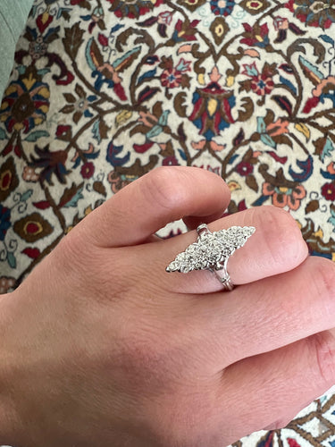 Bague 51 Une bague en or blanc et diamant du milieu du siècle 58 Facettes