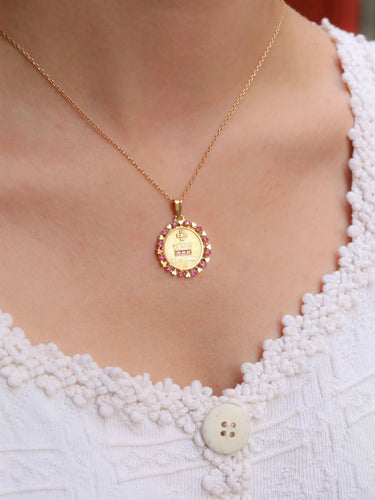 Pendentif AUGIS - Médaille Amour entourage coeur rubis Plus qu’hier moins que demain or jaune diamant rubis 58 Facettes J465