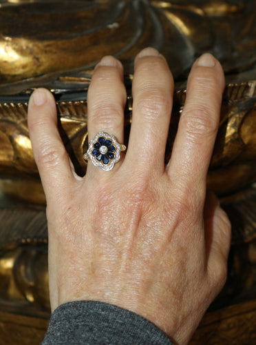 Bague 54 Bague Fleur or jaune, diamants, saphirs 58 Facettes 595