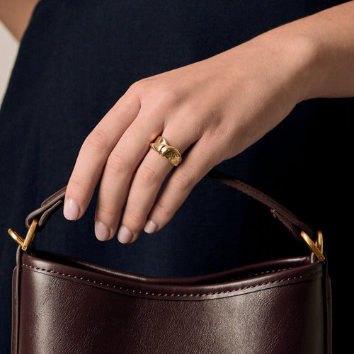 Bague en or jaune à motif de noeud stylisée