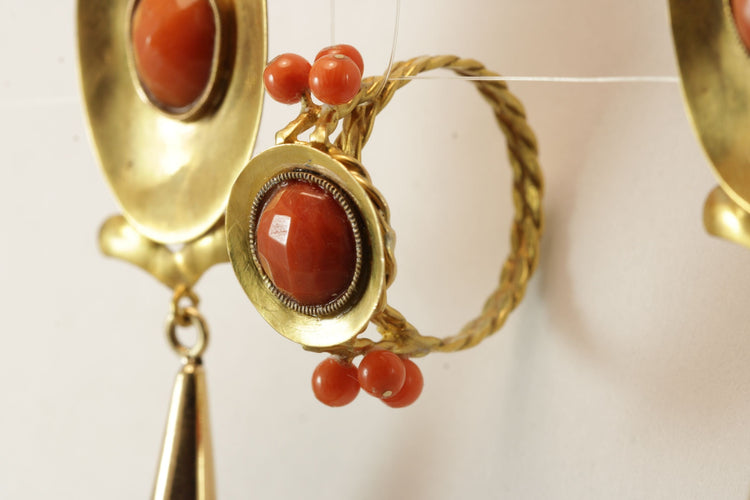 Bague Boucles d'oreilles et bague anciennes en corail et or jaune 58 Facettes 7694