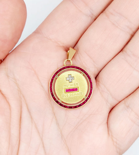 Pendentif Pendentif médaille d'amour 23mm or 18k diamant et rubis calibrés : "+ qu'hier - que demain" maison AUGIS 58 Facettes A06031