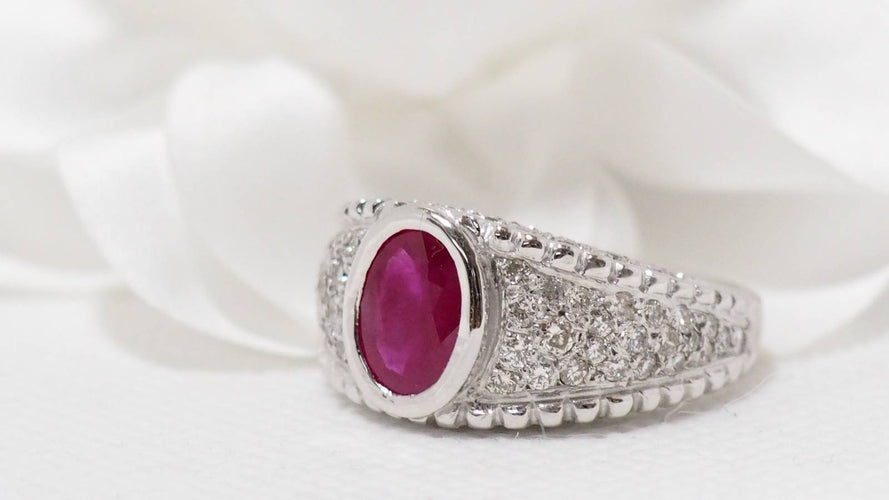 Bague 57 Bague Jonc en or blanc, rubis ovale et diamants 58 Facettes F4832