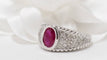 Bague 57 Bague Jonc en or blanc, rubis ovale et diamants 58 Facettes F4832