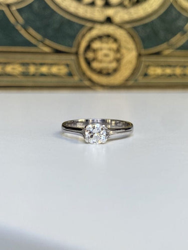 Bague 54.5 Bague solitaire en or blanc et diamant 58 Facettes