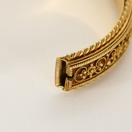 Bracelet Bracelet jonc en or jaune à motif de fleurs 58 Facettes NAR0688