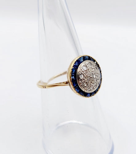 Bague 51.5 Bague cible art deco or jaune 18k ornée de diamants taillés en roses entouré de saphirs calibrés synthétiques (circa 1930) 58 Facettes A04977