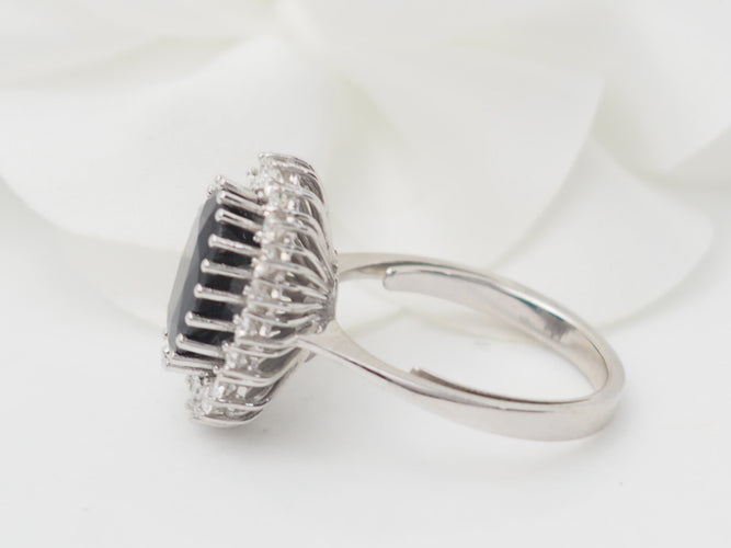 Bague 54 Bague entourage en or blanc, saphir ovale et diamants 58 Facettes 33297