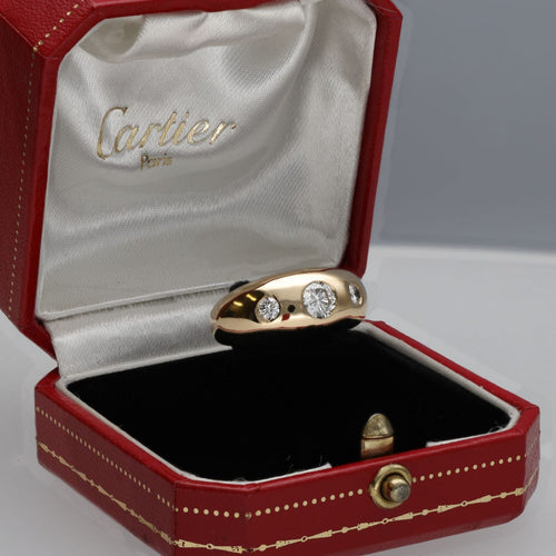 Bague 52 Bague Cartier Jonc en or jaune 18K avec trois diamants brillants - Vers 1990 - Taille 52 - Boite dorigine 58 Facettes FB10619